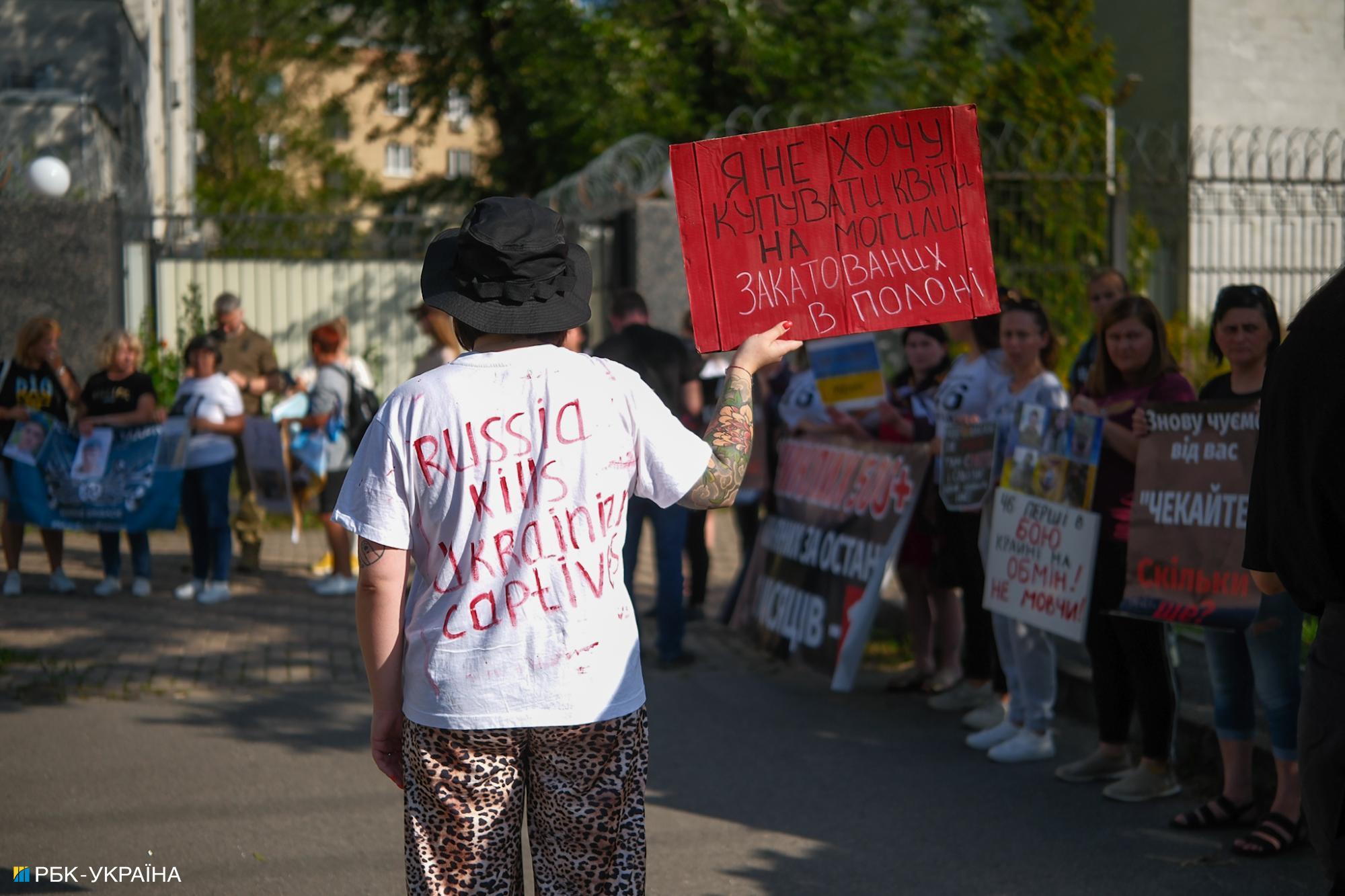 "Если будем молчать, нам вернут замученные тела". Как родственники пленных добиваются освобождения близких